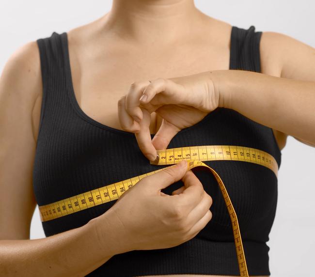 Soulagez les inconforts et obtenez une poitrine harmonieuse avec un suivi personnalisé et sécurisé.